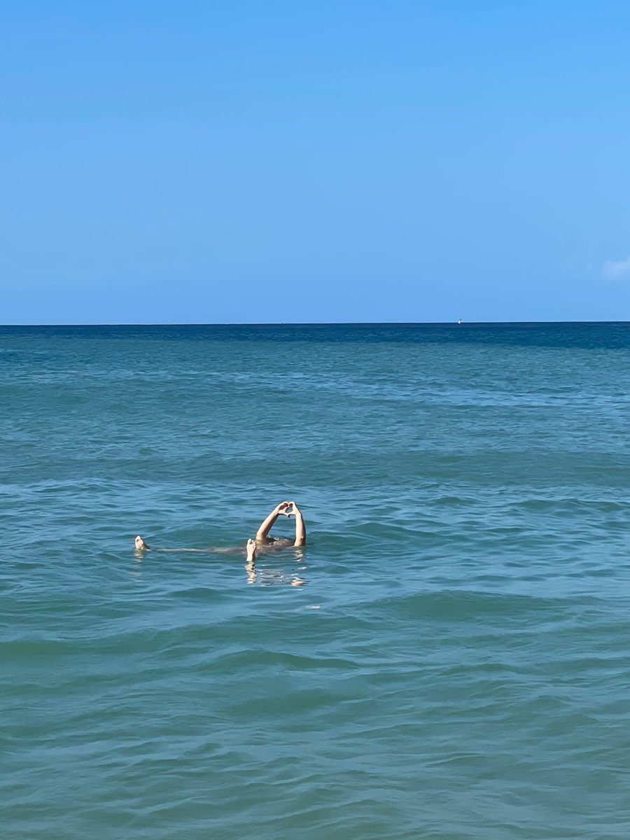 champaggnemamai's tweet photo. December on an island… yes. https://t.co/zJNLFSafTK