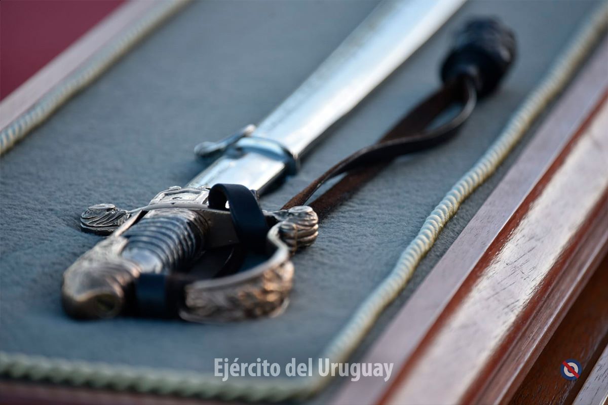 EjercitoUy's tweet photo. HOY:ceremonia de @EscMilitarUY promoción "Gral. de Ejército José González Spalatto". Egresaron 51 Alférez del E.N. Se otorgaron reconocimientos a las mejores calificaciones por parte del Sr. Presidente de la República, MDN y C.J.E. El Sr. Presidente como Cte. en Jefe de (+) https://t.co/uwTpnpTfrB