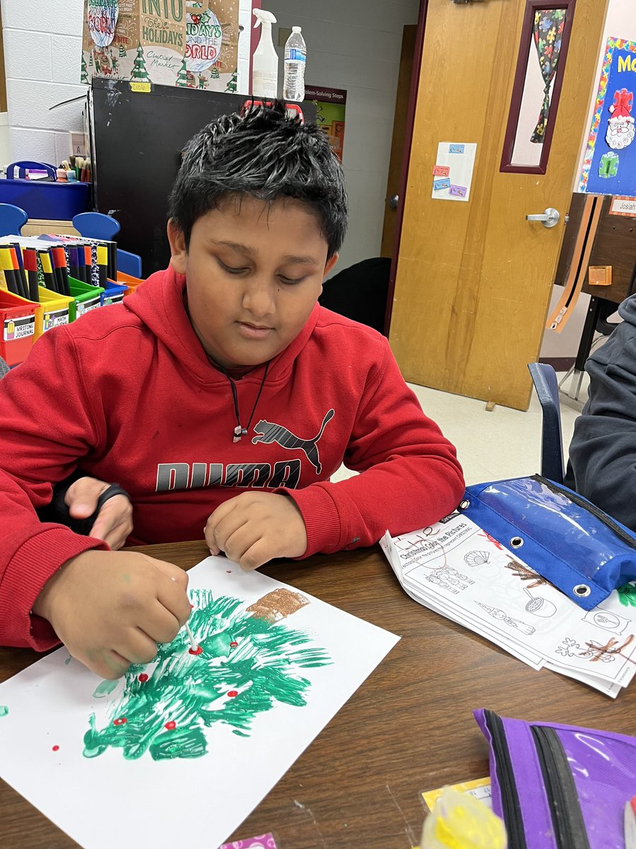 IreneGo71039953's tweet image. Who needs a paintbrush when we can paint with forks? So engaged in painting our Christmas trees. @NISDRabaES #lifeinale