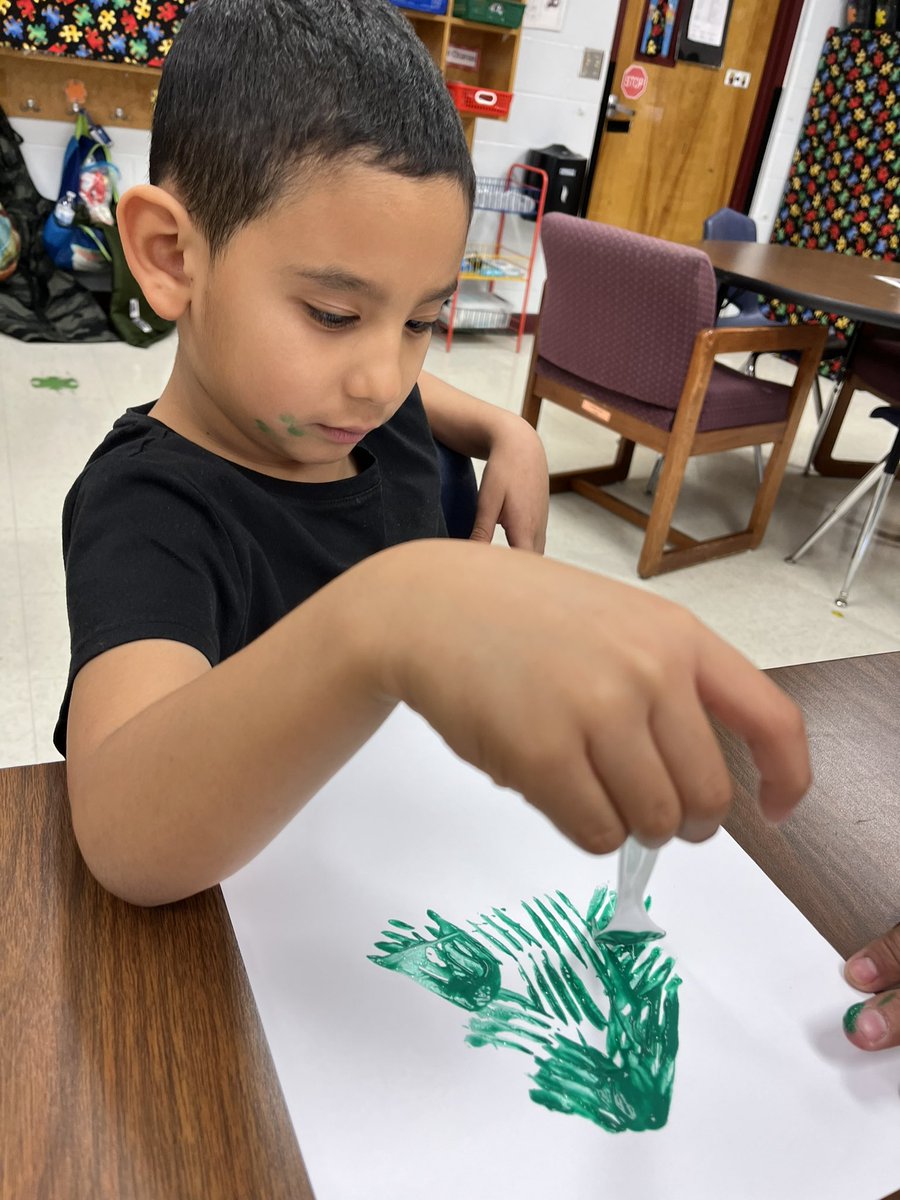 IreneGo71039953's tweet image. Who needs a paintbrush when we can paint with forks? So engaged in painting our Christmas trees. @NISDRabaES #lifeinale