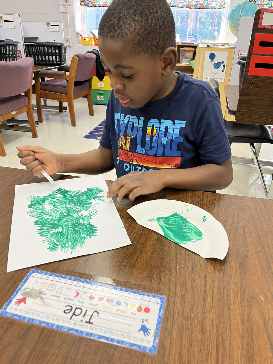 IreneGo71039953's tweet image. Who needs a paintbrush when we can paint with forks? So engaged in painting our Christmas trees. @NISDRabaES #lifeinale