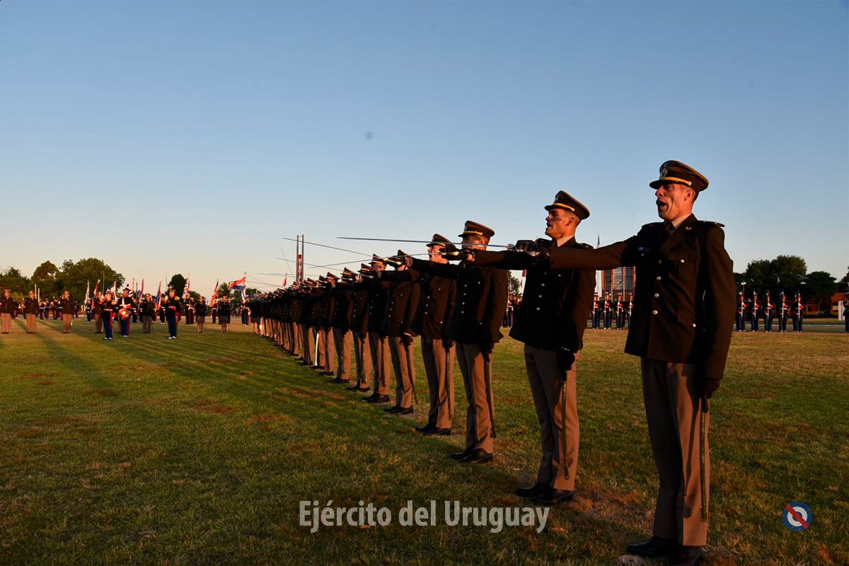 EjercitoUy's tweet photo. las FF.AA. entregó los sables, símbolo de mando, #responsabilidad y #deber. El Sr. C.J.E. tomó #juramento: "...juráis por vuestro honor respetar y defender la independencia e integridad de la República, su honor, constitución, sus leyes e instituciones democráticas (+) https://t.co/UnvAN6wTfG