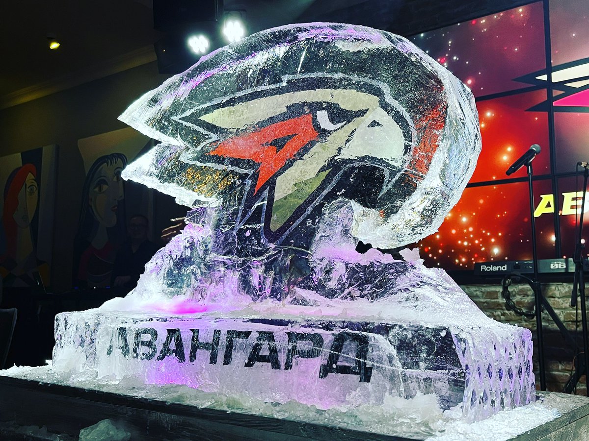 Double_Minor's tweet image. Выставка правильных скульптур