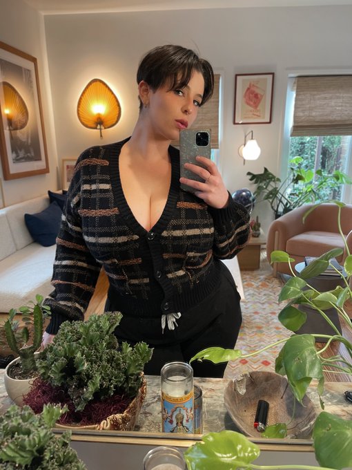 Cozy cardigan vibes ✨ https://t.co/tSAMai97jW