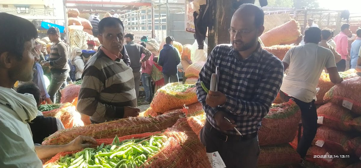 Kailashbhatt120's tweet photo. Pea, Millet and Ginger Value Chain working group visit #GazipurMandi ..and intract different stakeholders.....
#valuechainstudy
#greenpea
#millet
@SecyRDUK @basava_ias @IFADSouthAsia @MoRD_GoI @nitikakh22 https://t.co/Q4rwErGOMc