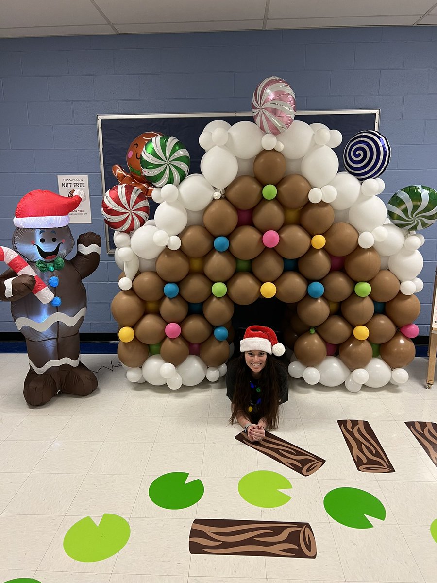 AshleyBBalogh's tweet photo. First ever “Great gingerbread challenge STEM night” 🤩 thankful for supportive staff who went with my crazy idea and the @ColumbusZoo for teaming up with us to talk about recycled materials!! #itsworthit @LibertyLeopard @wcsdistrict https://t.co/2US2eErPtI