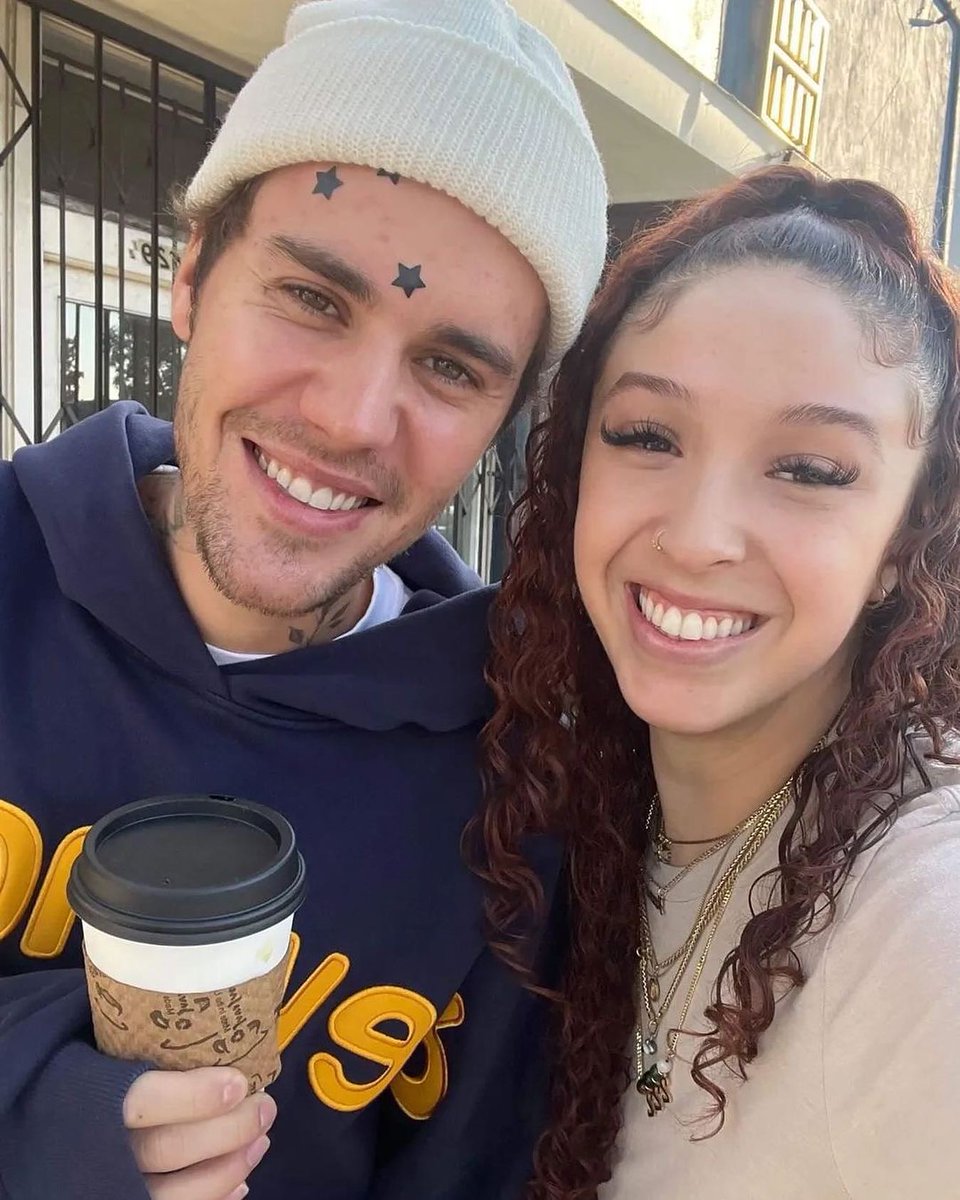 ibeliebersmx's tweet image. DIOS, CUÁNDO SERÁ MI TURNO? 😭

📸| Una fan con Justin hoy en Los Ángeles, California.