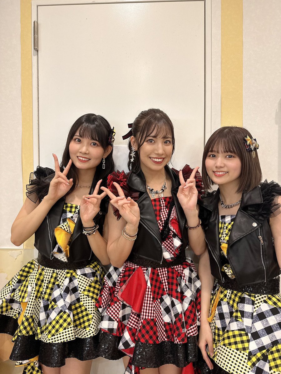ilbe_rafewBac24's tweet photo. おはようございます☀
さて。本日はこのユニット💫
どう考えてもみなぎるパワーを感じる1曲👊💥
プロレスラー優希ちゃん🤼♂️
スポーツ万能いとみき⛹️♀️
運動…?いや。ダンスで魅惑する瑠華ちゃん💃
あれ?いつの間に惚れてる〜😳💕︎
#時間がない #GofortheDream!!
#荒井優希 #伊藤実希 #北野瑠華 https://t.co/VioaQvT8Tr