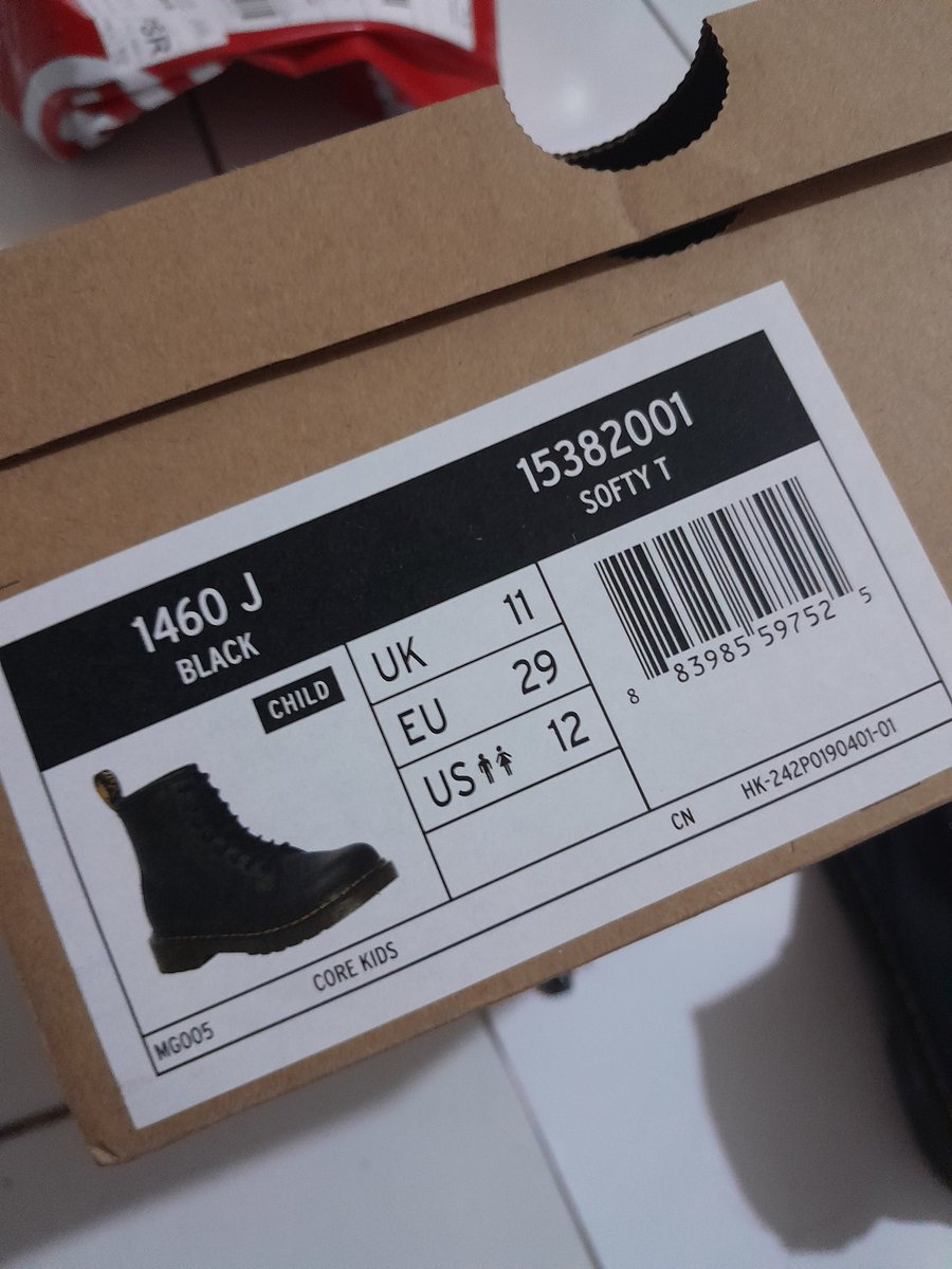 ReistyN's tweet photo. @riyansupyans Guys tolong bantu aku jualin sepatu anak yang aku salah beli dund dr. Martens https://t.co/tDV53aHS1h