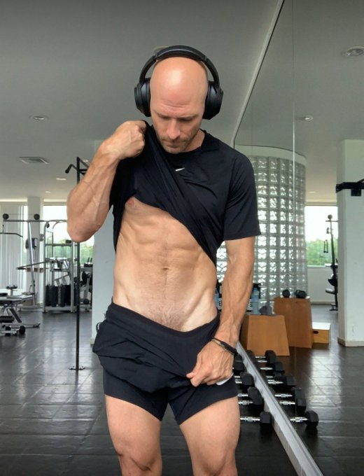 getting sweaty today jeez 😅 good morning! https://t.co/H6ikzY3MvZ