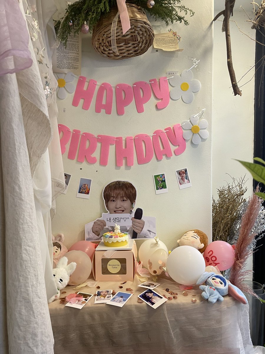 토끼풀꽃🌸
꽃을 사면 기념일 같은 분위기도 나서 너무너무 좋아하는데 생일날 플라워숍 이벤트 너무 찰떡!!특전두 완전 핑쿠핑쿠 예쁘고 특히 저 그립톡의 귀여움에 치여버렸어영ㅠㅠ

#나의꽃_진기에게