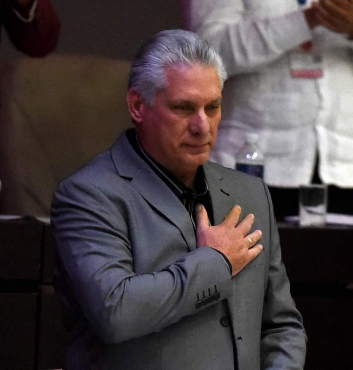 Esta imagen bien podría nombrarse: "Yo vengo a ofrecer mi corazón"

#Cuba #CubaEsAmor <a href="/DiazCanelB/">Miguel Díaz-Canel Bermúdez</a>