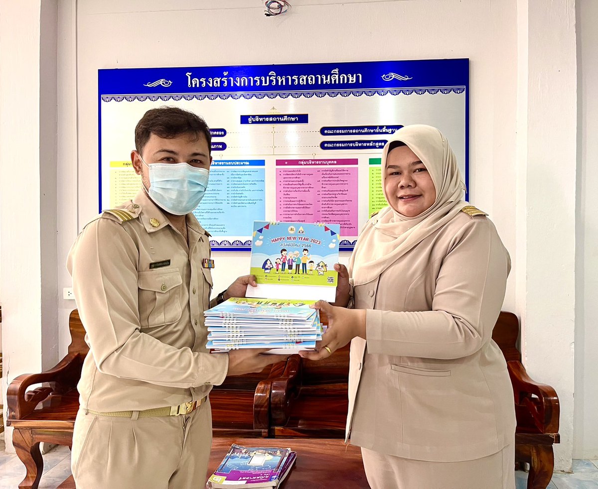 MOLCounter's tweet image. #สำนักงานประกันสังคมจังหวัดกระบี่ #สาขาคลองท่อม โดย #ศูนย์บริการร่วมกระทรวงแรงงานจังหวัดกระบี่ มอบ #ปฏิทินปีใหม่ 2566 ให้กับ #โรงเรียนชุมชนบ้านศาลาด่าน