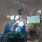 手術中でもワールドカップが見たい!→なんと下半身麻酔でテレビ観戦
