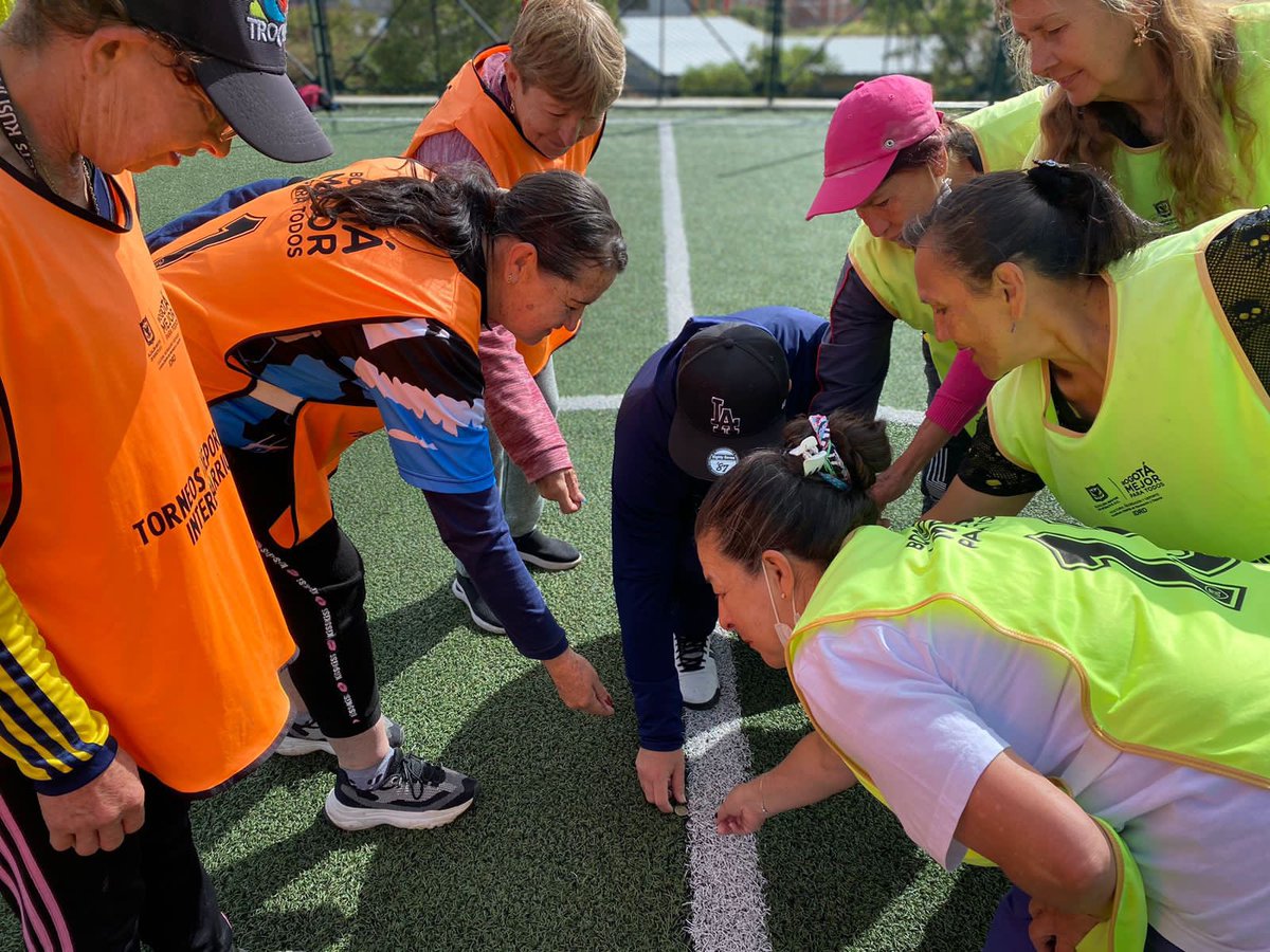 SlisCBolivar's tweet photo. #Hoy fue un día para hacerle ⚽️ goles a la vejez. Personas mayores de Centro Día Sierra Morena y Bella Flor, jugaron un 🥅partido de fútbol, donde se destacaron por sus habilidades deportivas y demostraron que la vejez se vive sin limitaciones. 

#LaBogotaQueEstamosConstruyend https://t.co/jxtppTAebH