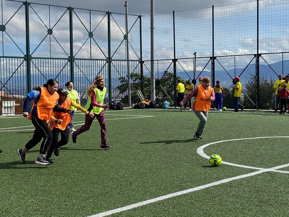 SlisCBolivar's tweet photo. #Hoy fue un día para hacerle ⚽️ goles a la vejez. Personas mayores de Centro Día Sierra Morena y Bella Flor, jugaron un 🥅partido de fútbol, donde se destacaron por sus habilidades deportivas y demostraron que la vejez se vive sin limitaciones. 

#LaBogotaQueEstamosConstruyend https://t.co/jxtppTAebH