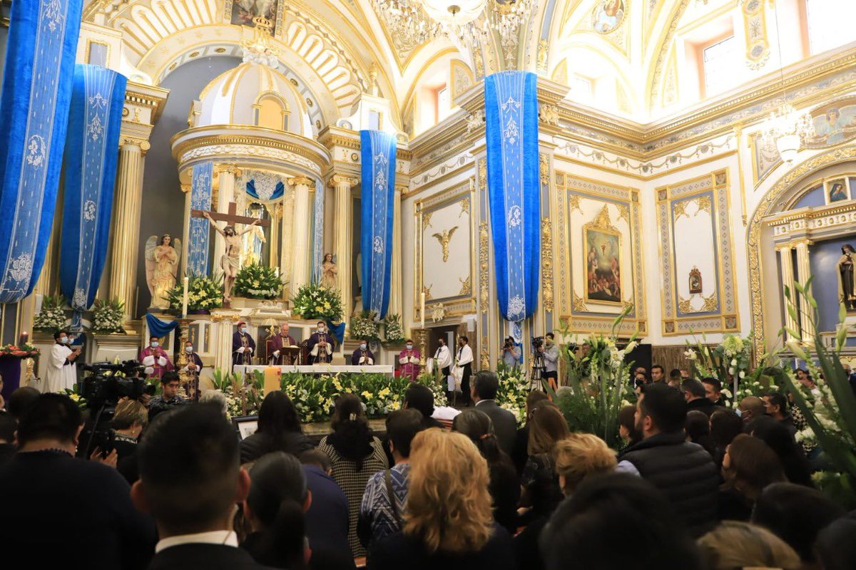 A nombre de la familia, colaboradores y seres queridos del Gobernador Miguel Barbosa Huerta , agradecemos las muestras de cariño expresadas en los días recientes. Gracias por la compañía que nos brindaron . Nuestro Señor ilumine su camino. Descanse en paz.