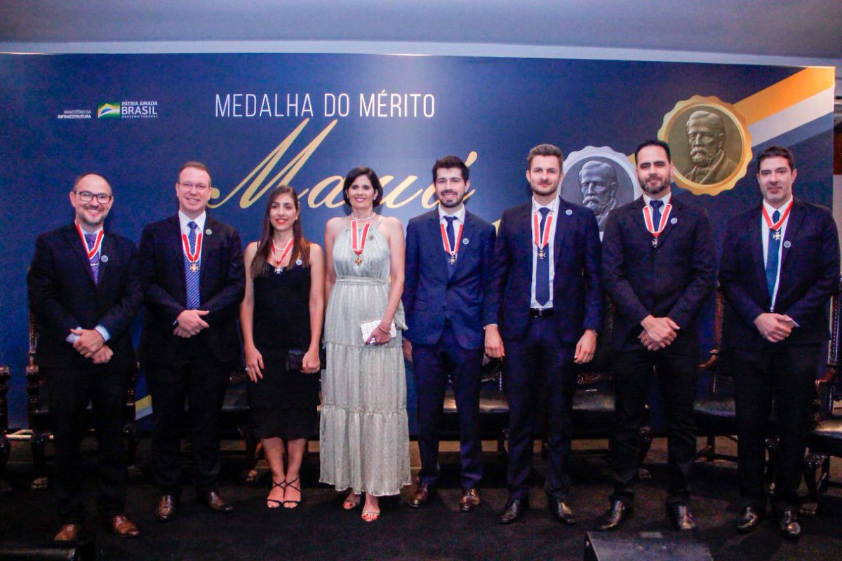 infrasaoficial's tweet photo. É ouro e prata! 🥇🥈

Nossos diretores e empregados receberam do ministro da Infraestrutura, @marcelosampaio , a Medalha do Mérito Mauá. https://t.co/rUFlqpppbb