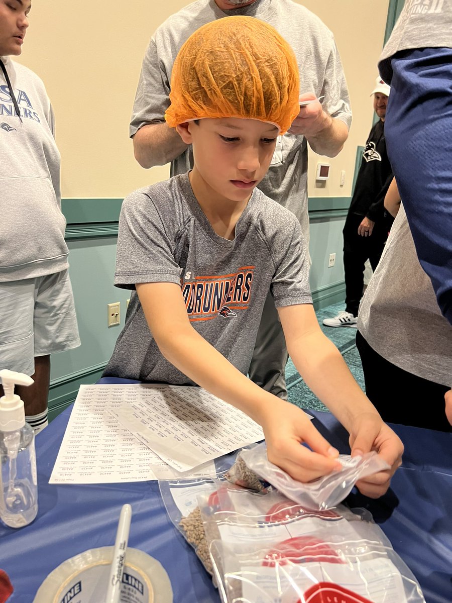 theJJPerez's tweet photo. .@UTSAFTBL giving back at the Cure Bowl charity event https://t.co/al5CLLr6gE