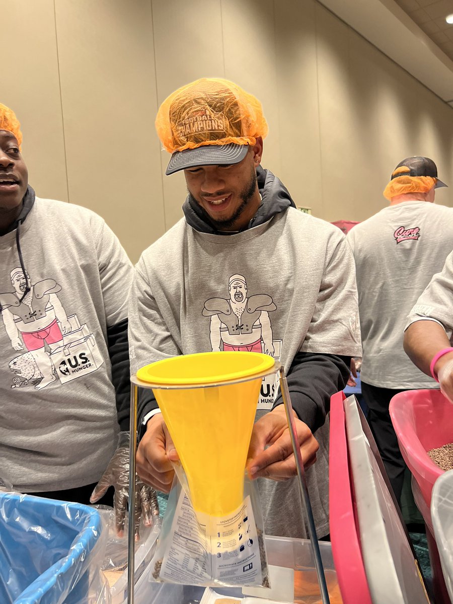 theJJPerez's tweet photo. .@UTSAFTBL giving back at the Cure Bowl charity event https://t.co/al5CLLr6gE