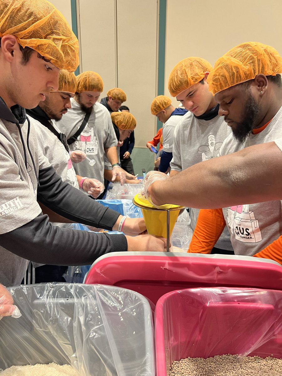 theJJPerez's tweet photo. .@UTSAFTBL giving back at the Cure Bowl charity event https://t.co/al5CLLr6gE