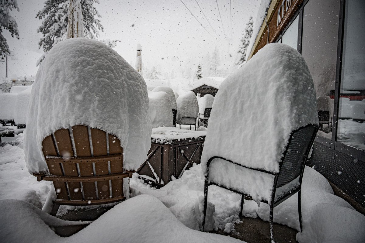 palisadestahoe's tweet photo. We're only half way through #DEEPcember , and we've already recorded 9.5 FEET of snow on the month (about 7.5" per day, on average) 🤯

Take a look back on this crazy start to the month with us in our December Photo + Video Recap:

https://t.co/pCrNQKCmfb https://t.co/GMr05jJjAX