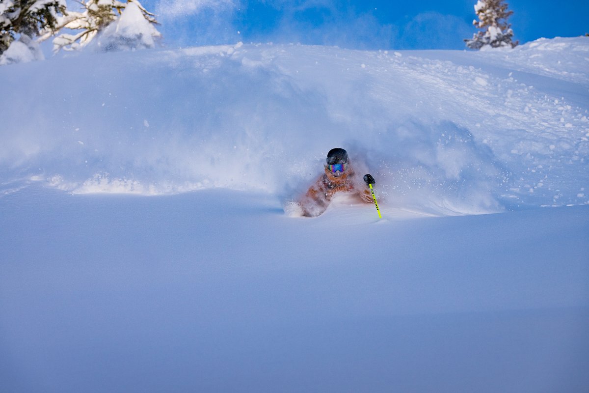palisadestahoe's tweet photo. We're only half way through #DEEPcember , and we've already recorded 9.5 FEET of snow on the month (about 7.5" per day, on average) 🤯

Take a look back on this crazy start to the month with us in our December Photo + Video Recap:

https://t.co/pCrNQKCmfb https://t.co/GMr05jJjAX