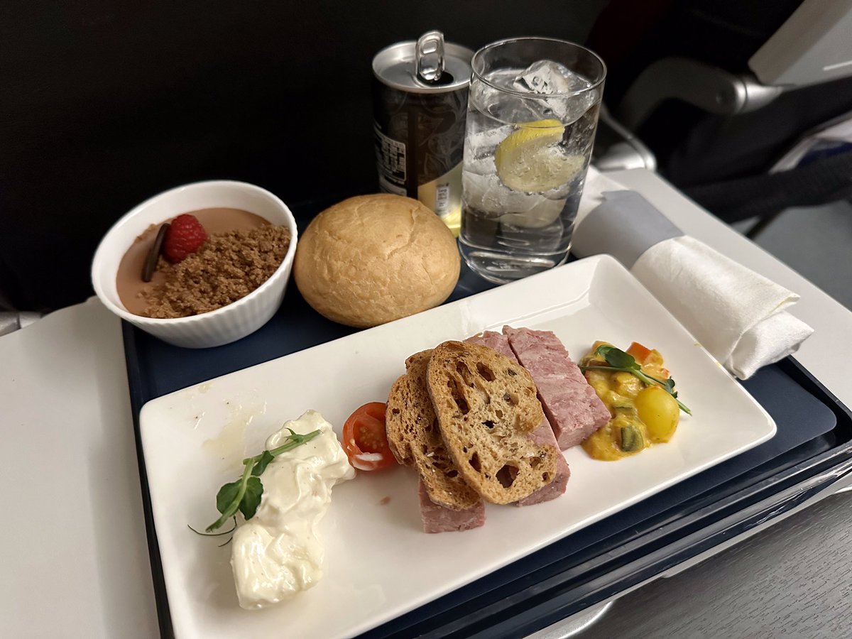 TodaysFlight's tweet photo. Tasting Heimat - the British version. While the food was nothing to brag about, the cabin service manager was outstanding. Professional, attentive and charming. Positive feedback found its way to #BritishAirways online still during the flight. #BER #LHR #BA995 #A319 #paxex https://t.co/l2NfDxYQhp