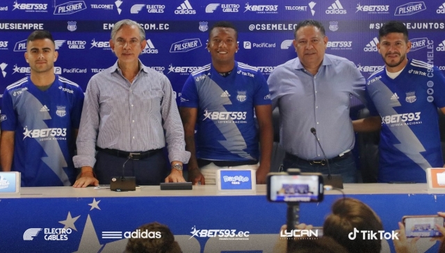 futbolecuador's tweet photo. ¡#Pileggi presentó los 3 nuevos "Cracks" y confesó quién falta en #Emelec! Con #CristianCruz, #JosephEspinoza y #JohnSánchez ya puestos la azul, el presidente habló de #BrayanAngulo y #RenatoIbarra https://t.co/Yl0fppnPLG https://t.co/MNrR9PU419