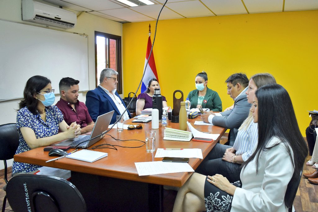 MECpy's tweet photo. ✅Esta mañana se desarrolló la Mesa Técnica de Padres en la sede educativa

👉Con la participación de representantes de padres de FEDAPAR, FENAPEP, FRENVIFA, FEIPAR, Padres en Acción;liderado por la viceministra @ZulmaPatriciaM5 y Paola Vargas representante del Poder Ejecutivo https://t.co/Syu0Ci7P3P