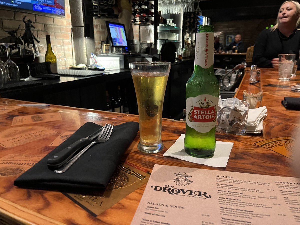 Stitch_Head's tweet photo. When you’re on vacation and wake up in The O to a solid dusting of snow (giddy as I used to get for the first snow of the year), then get your #OneBeerFriday a day early at #TheDrover. Fuggin’ perfect.
@1620TheZone @JohnBishop71 @joshtweeterson #Omaha https://t.co/Y5Lme6tpU7