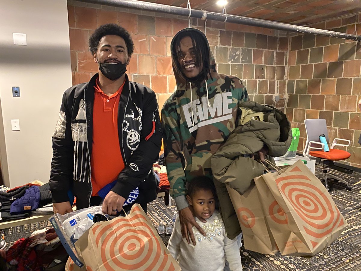At YouthLink’s holiday party youth experiencing homelessness enjoyed lunch and a shop where they selected presents for themselves and their families. Thanks to YouthLink board member and @timberwolves CEO Ethan Casson and his wife Lisa for their generous support!
@WolvesLynxSR