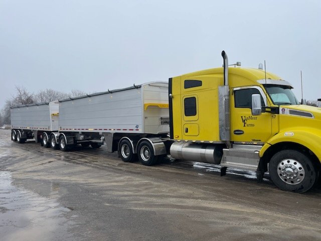 VanMeerFarms's tweet image. Honk honk ... Roll n with some @Titanthinwall trains .  @ColinVermeersch @AndreaVrmrsch  #ontag #alwaysgrowing #vanmeerfarms