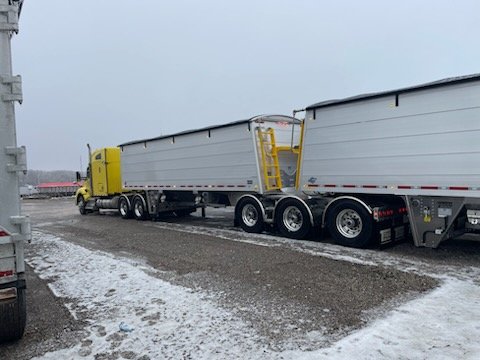 VanMeerFarms's tweet image. Honk honk ... Roll n with some @Titanthinwall trains .  @ColinVermeersch @AndreaVrmrsch  #ontag #alwaysgrowing #vanmeerfarms