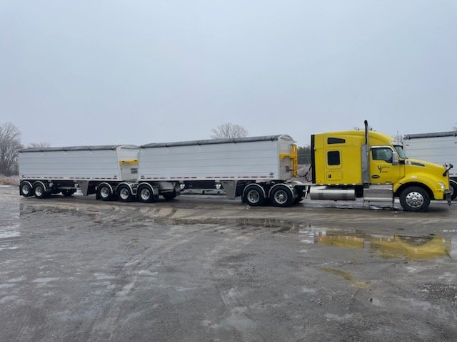 VanMeerFarms's tweet image. Honk honk ... Roll n with some @Titanthinwall trains .  @ColinVermeersch @AndreaVrmrsch  #ontag #alwaysgrowing #vanmeerfarms