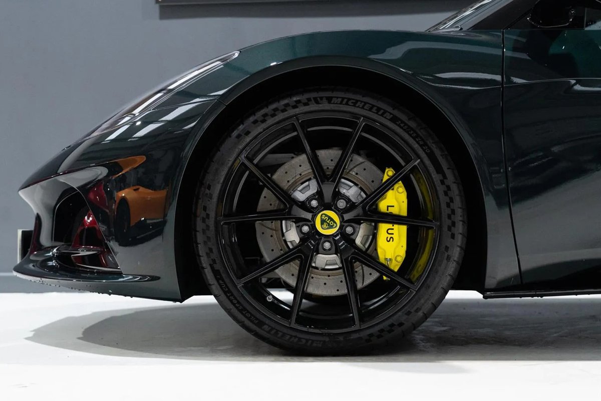 PistonHeads's tweet photo. For sale: 2022 Lotus Emira V6 First Edition

A delivery-mileage Emira First Edition, with a 3.5-litre supercharged V6 and a manual gearbox.

It boasts the Sports chassis and is finished in Dark Verdant, with Black Pack and black Alcantara interior.

https://t.co/nk8O1timxc https://t.co/78cHMmcTyx