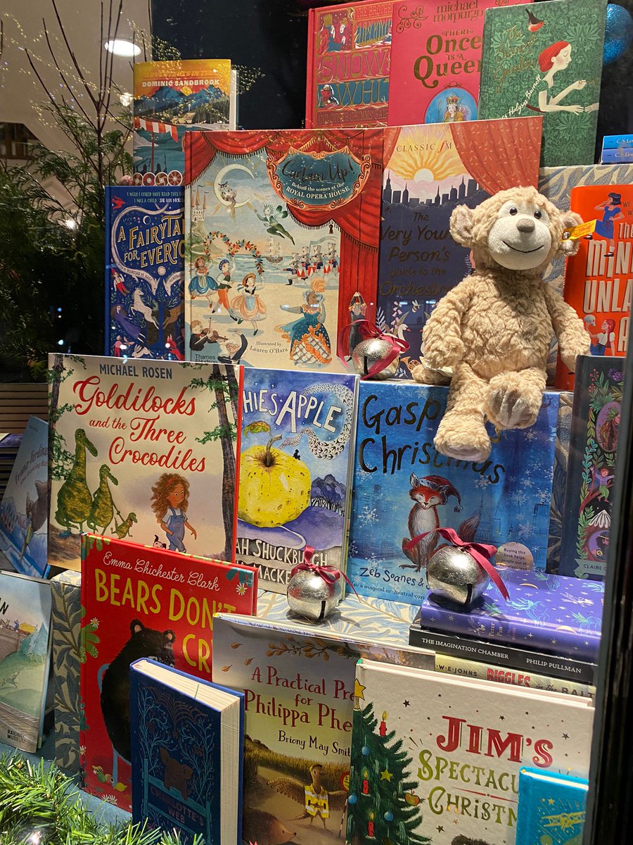 Archie's Apple spotted by @ManniCoeWrites in the window of <a href="/Hatchards/">Hatchards</a>. 

How fabulous is this <a href="/han_shuckburgh/">Hannah Shuckburgh</a>.