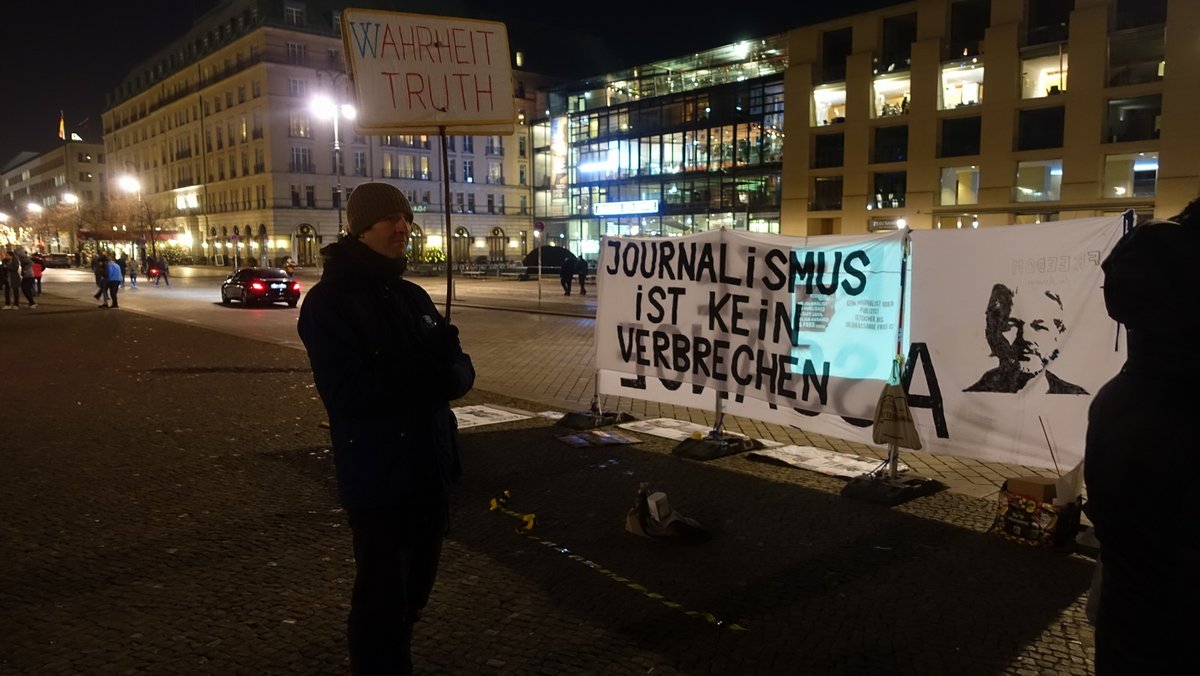 Berlin4Assange's tweet photo. Letzte #Mahnwache 2022 #FreeAssange!
mit der unrealistischen Hoffnung, das @POTUS die Anklagen gegen den vom #ErstenVerfassungszusatz geschützten #Journalisten und Familienvater zu Weihnachten fallen lässt.

Von der Akademie der Künste #leuchtete
⭐️#FreeAssange⭐️Danke!⭐️-7°C⭐️ https://t.co/ecLD553ZRD