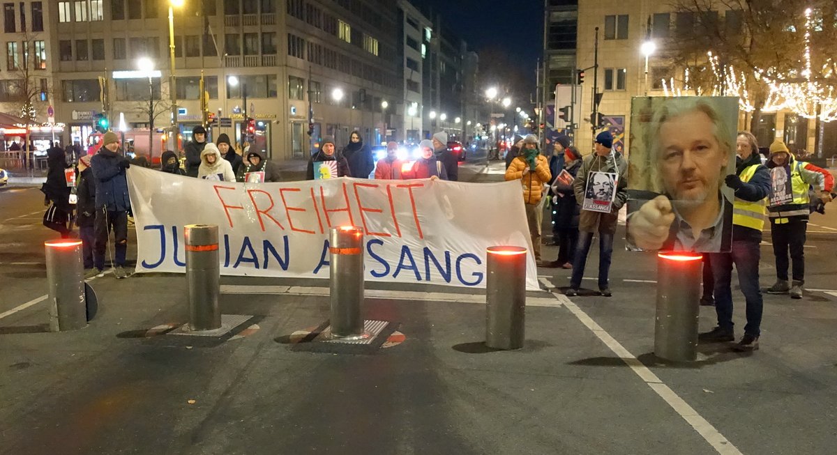 Berlin4Assange's tweet photo. Letzte #Mahnwache 2022 #FreeAssange!
mit der unrealistischen Hoffnung, das @POTUS die Anklagen gegen den vom #ErstenVerfassungszusatz geschützten #Journalisten und Familienvater zu Weihnachten fallen lässt.

Von der Akademie der Künste #leuchtete
⭐️#FreeAssange⭐️Danke!⭐️-7°C⭐️ https://t.co/ecLD553ZRD