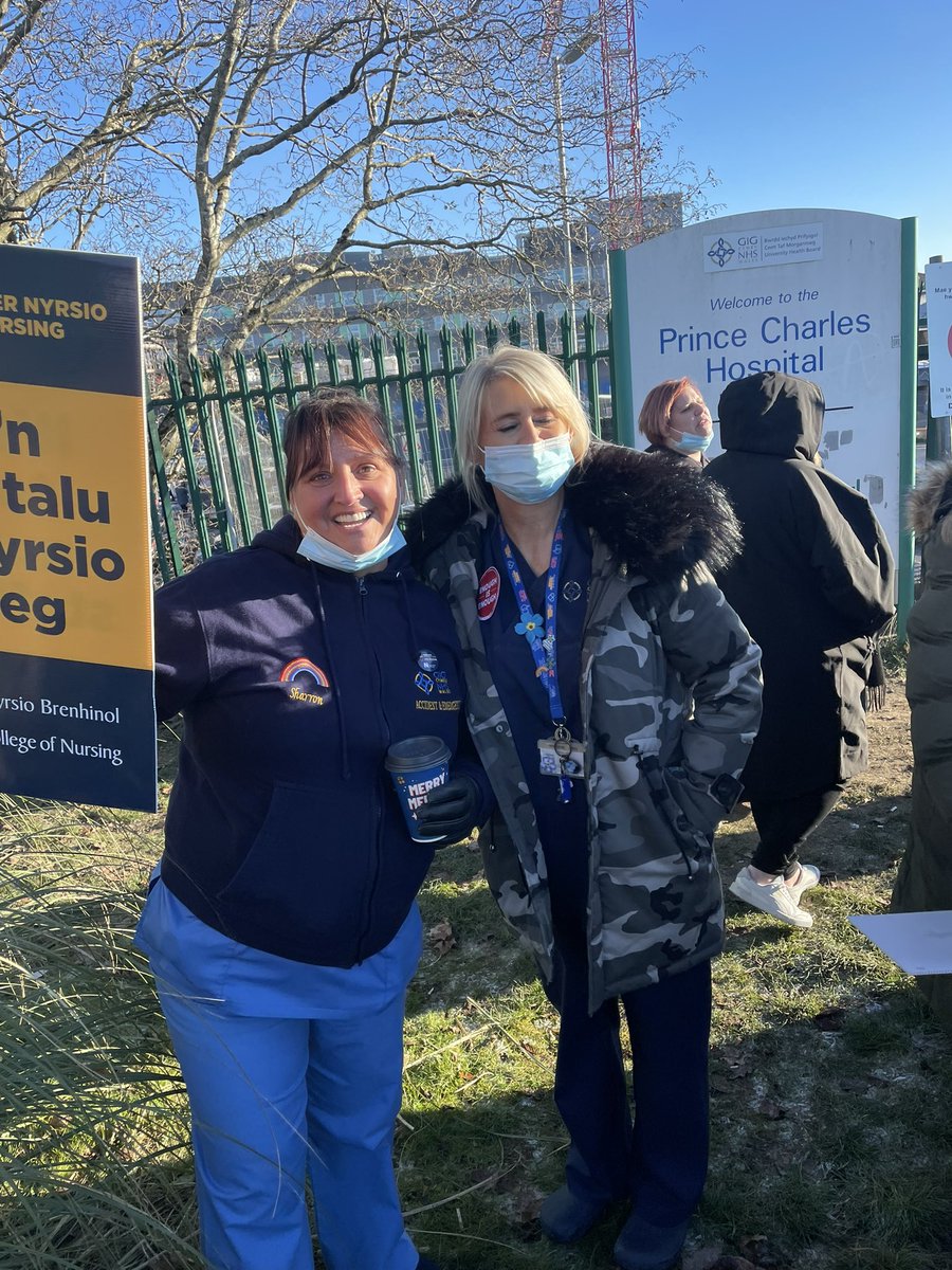 Rhianbeth_x's tweet photo. @nurses_united @RCNWales @theRCN cwm taf nurses standing together #edstaff #NursesStrike https://t.co/nalV7f5wGC