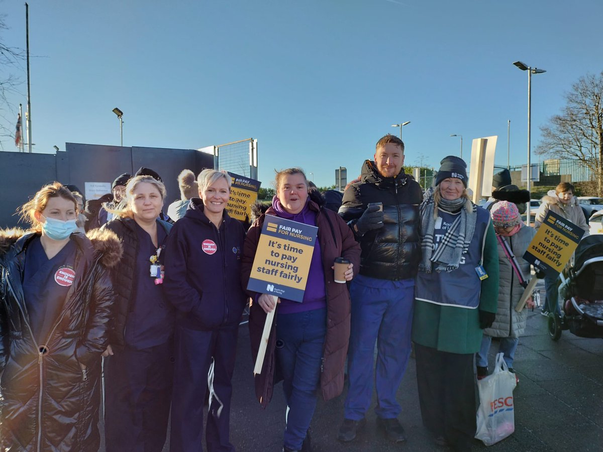 Rhianbeth_x's tweet photo. @nurses_united @RCNWales @theRCN cwm taf nurses standing together #edstaff #NursesStrike https://t.co/nalV7f5wGC