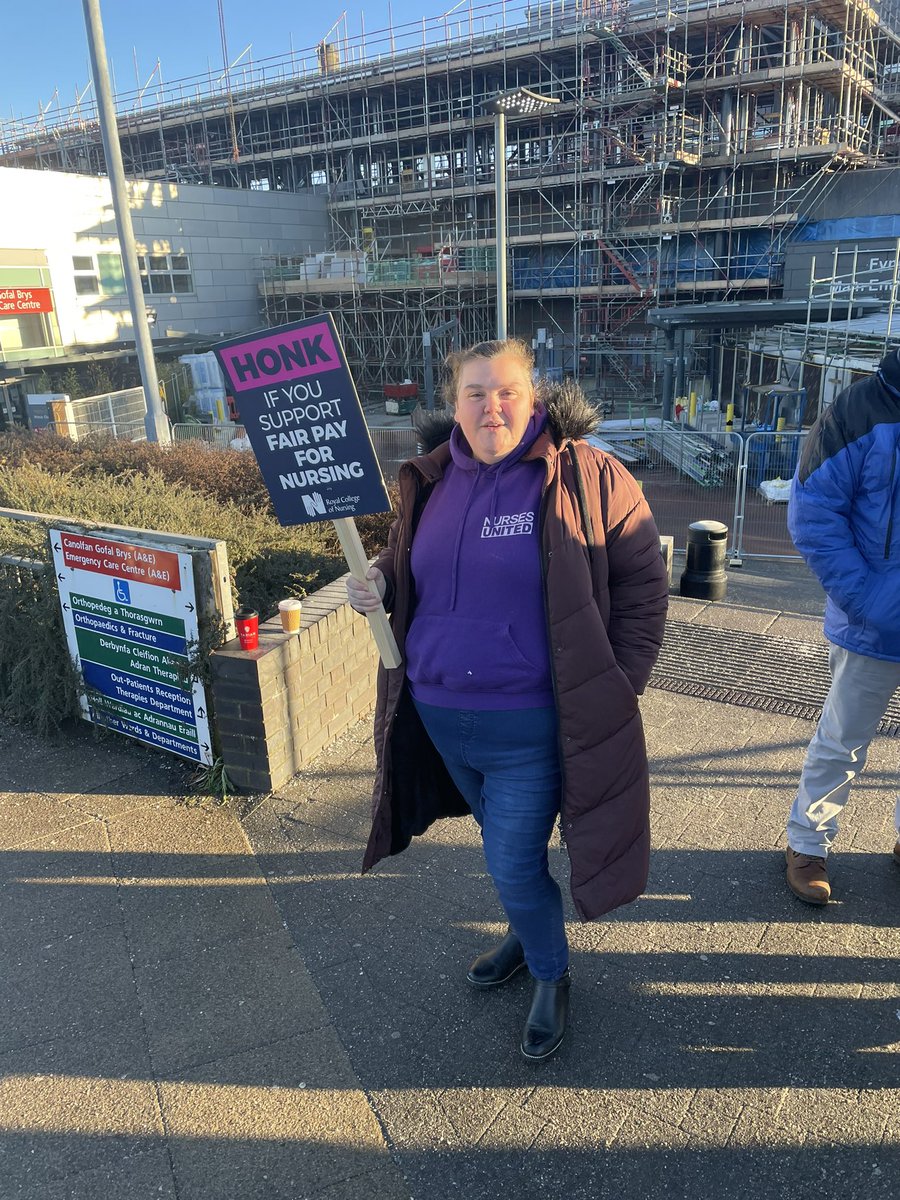 Rhianbeth_x's tweet photo. @nurses_united @RCNWales @theRCN cwm taf nurses standing together #edstaff #NursesStrike https://t.co/nalV7f5wGC