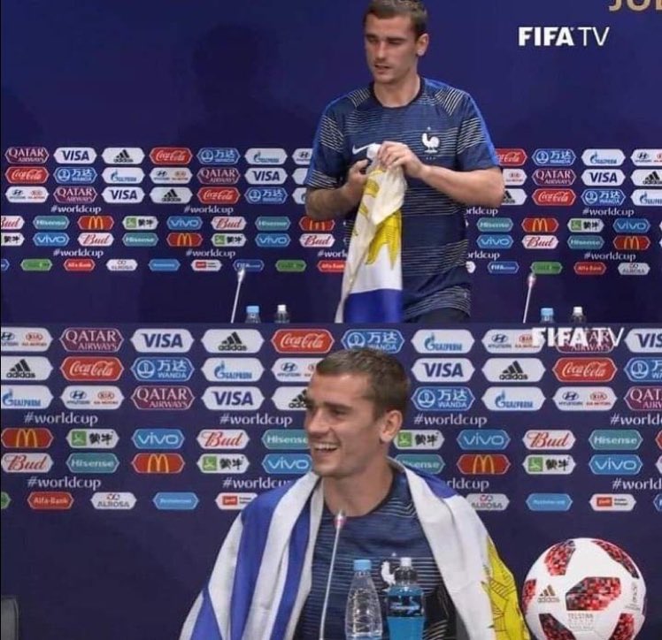 Griezmann y sus zapatos con la bandera uruguaya