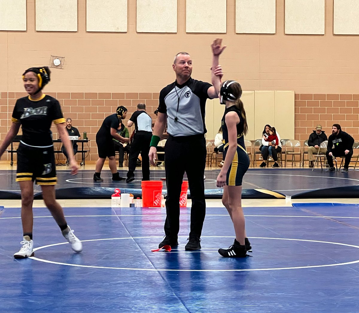 PLHSLakers's tweet photo. Just wanted to share this pic!  @PLLakers MS Wrestling hosted a quad meet last week — and this photo stands out as such a positive moment!! #GirlsWrestling💪 @BurnsvilleSport #OutstandingOfficials @PLHS_Wrestling @MSHSL_Officials @joconnoragency https://t.co/KJtLHgV65p