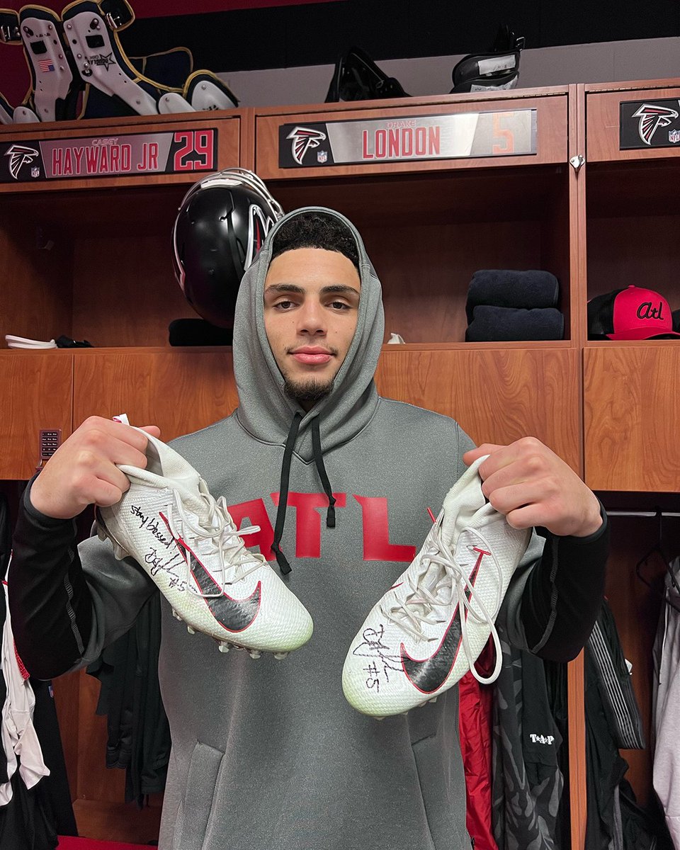 Stay blessed and RT 

Every RT is TWO #ProBowlVote for <a href="/DrakeLondon_/">Dråkë</a> &amp; gives you a chance to win these signed cleats✌️