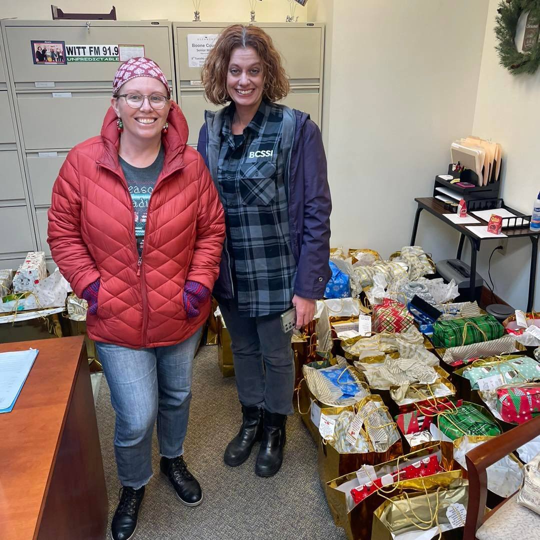 Bocoseniors's tweet photo. Sometimes Santa uses a book-mobile to deliver "Golden" Gifts...!  Thank you to the @DiscoverHMMPL for delivering holiday cheer to older adults in our community 2 years in a row!!    
#Bookmobile #Giftmobile #holidaycheer https://t.co/E1wEn56pye