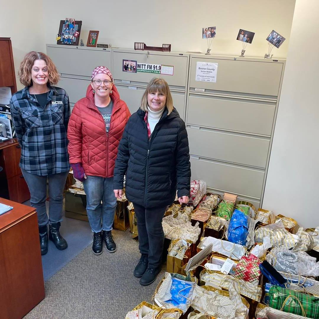 Bocoseniors's tweet photo. Sometimes Santa uses a book-mobile to deliver "Golden" Gifts...!  Thank you to the @DiscoverHMMPL for delivering holiday cheer to older adults in our community 2 years in a row!!    
#Bookmobile #Giftmobile #holidaycheer https://t.co/E1wEn56pye