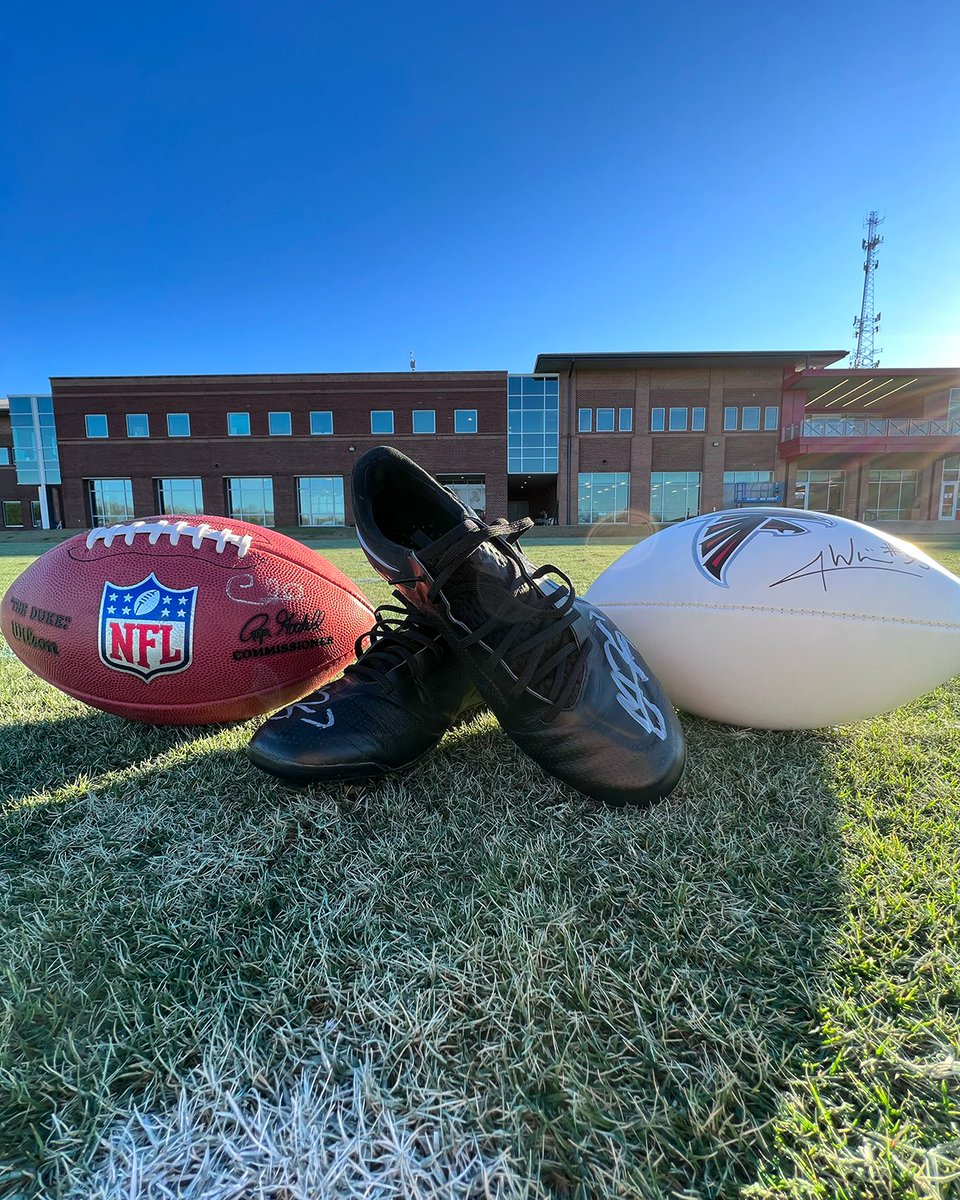 AtlantaFalcons's tweet photo. 🚨 LAST CHANCE TO VOTE 🚨

RT for a chance to win:
- a signed @C_Lindstrom63 football
- a signed @big_ave21 football
- a pair of signed @YounghoeKoo cleats
- a pair of signed @K_SMITH31 cleats 

Every RT is TWO #ProBowlVote https://t.co/N73EbsJJFm