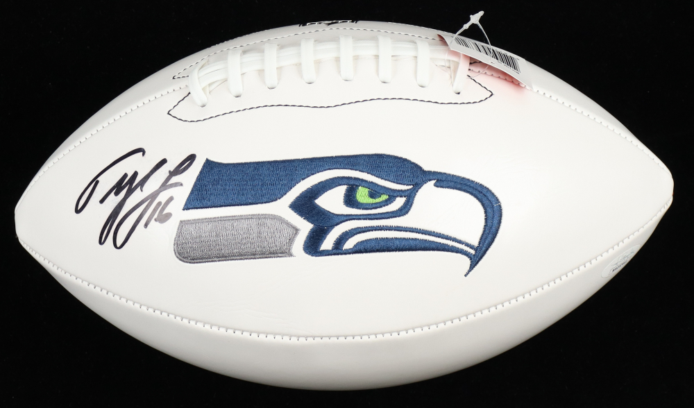 PristineAuction's tweet photo. TNF GIVEAWAY 🚨 We are running this giveaway back, If Tyler Lockett catches a Touchdown + 100 Yards Receiving we will give away this signed Tyler Lockett football for free! You have to retweet this post + follow us on Twitter &amp; Instagram in order to enter! Good luck! https://t.co/0CpSVKTzBK