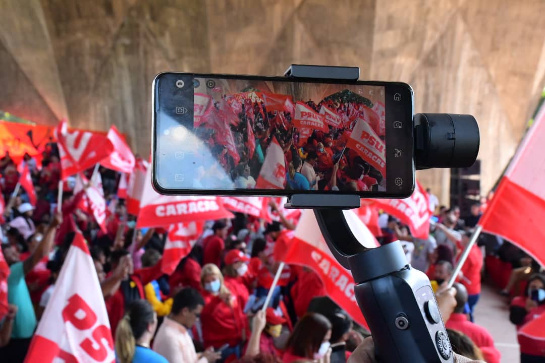 ffmlara_oficial's tweet photo. @PartidoPSUV || 16 años está cumpliendo el PSUV, el Partido del Comandante Chávez ❤️🇻🇪

16 años de amor, de alegría, de lealtad, disciplina y compromiso. 

¡Qué viva el PSUV! 

#16AñosEnVanguardia https://t.co/cMCwAFy7UA